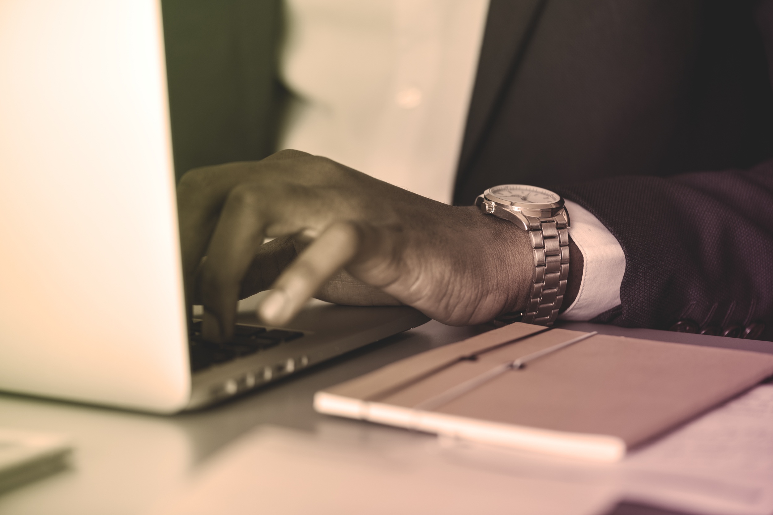 Entrepreneur africain sur laptop